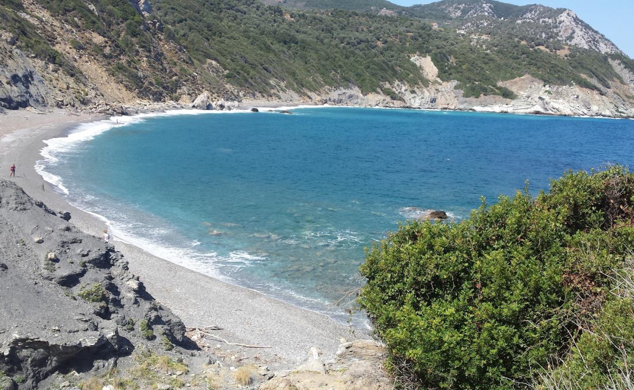 Photo de Megas Gialos beach avec sable gris de surface