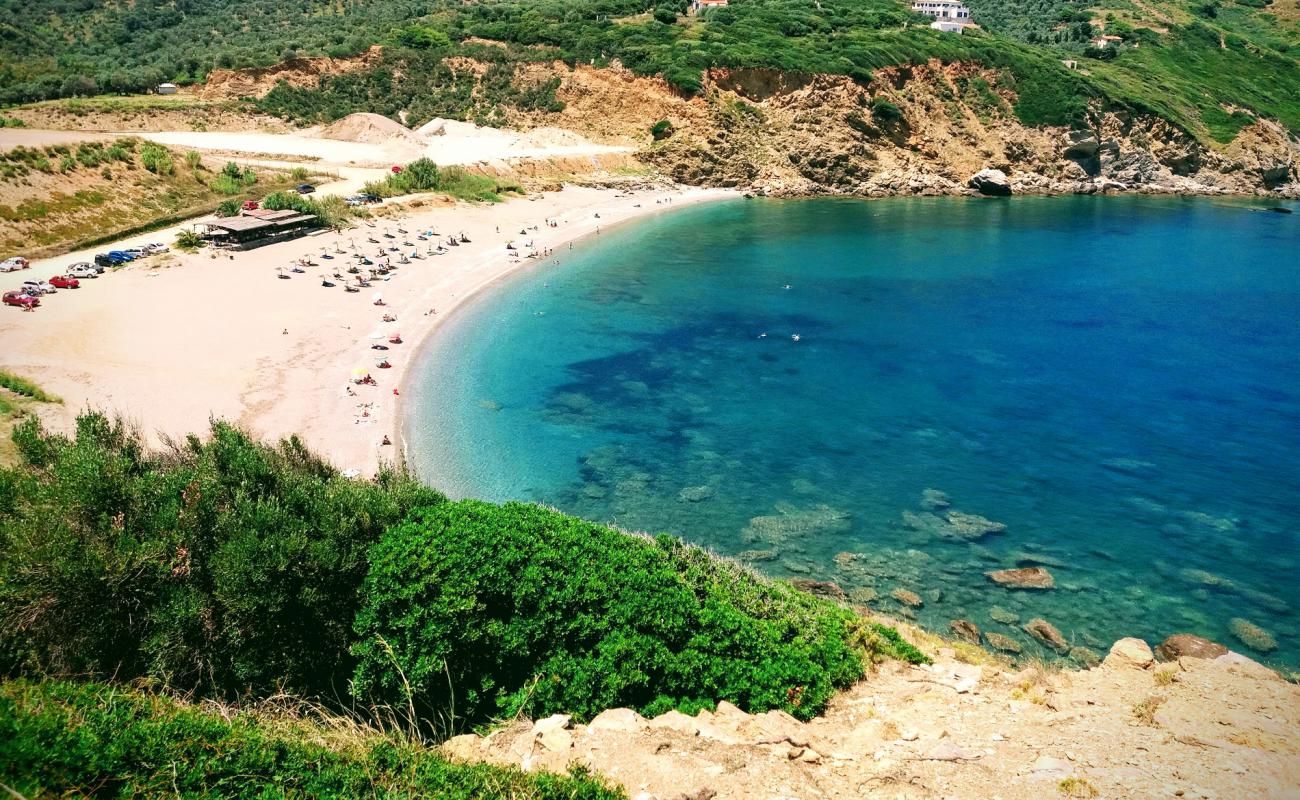 Photo de Xanemos beach avec sable gris avec caillou de surface