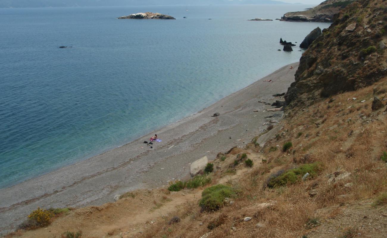 Photo de Paralia Psarochoma avec sable gris avec roches de surface