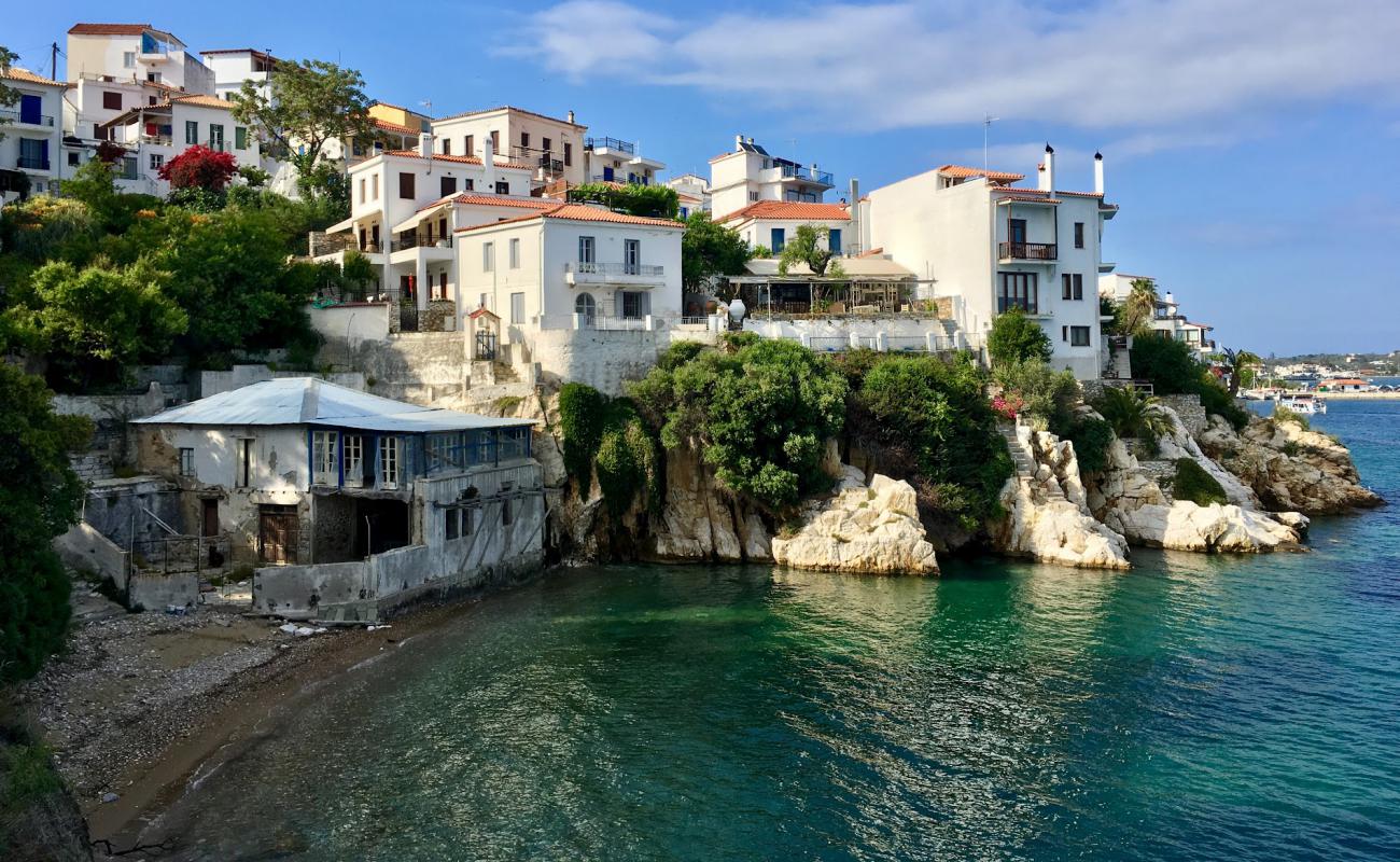 Photo de Paralia Plakes avec terrain rocheux de surface