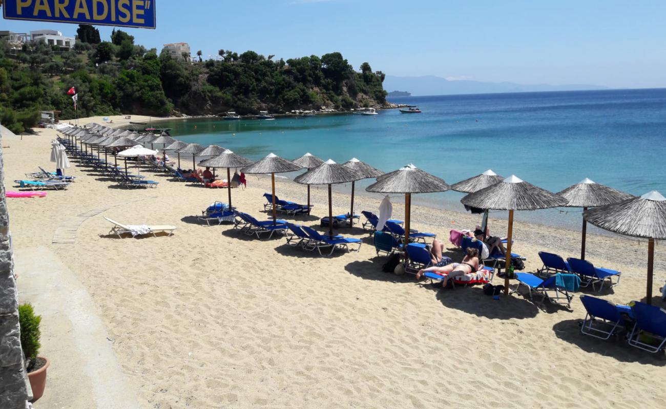 Photo de Plage d'Achladies avec sable lumineux de surface