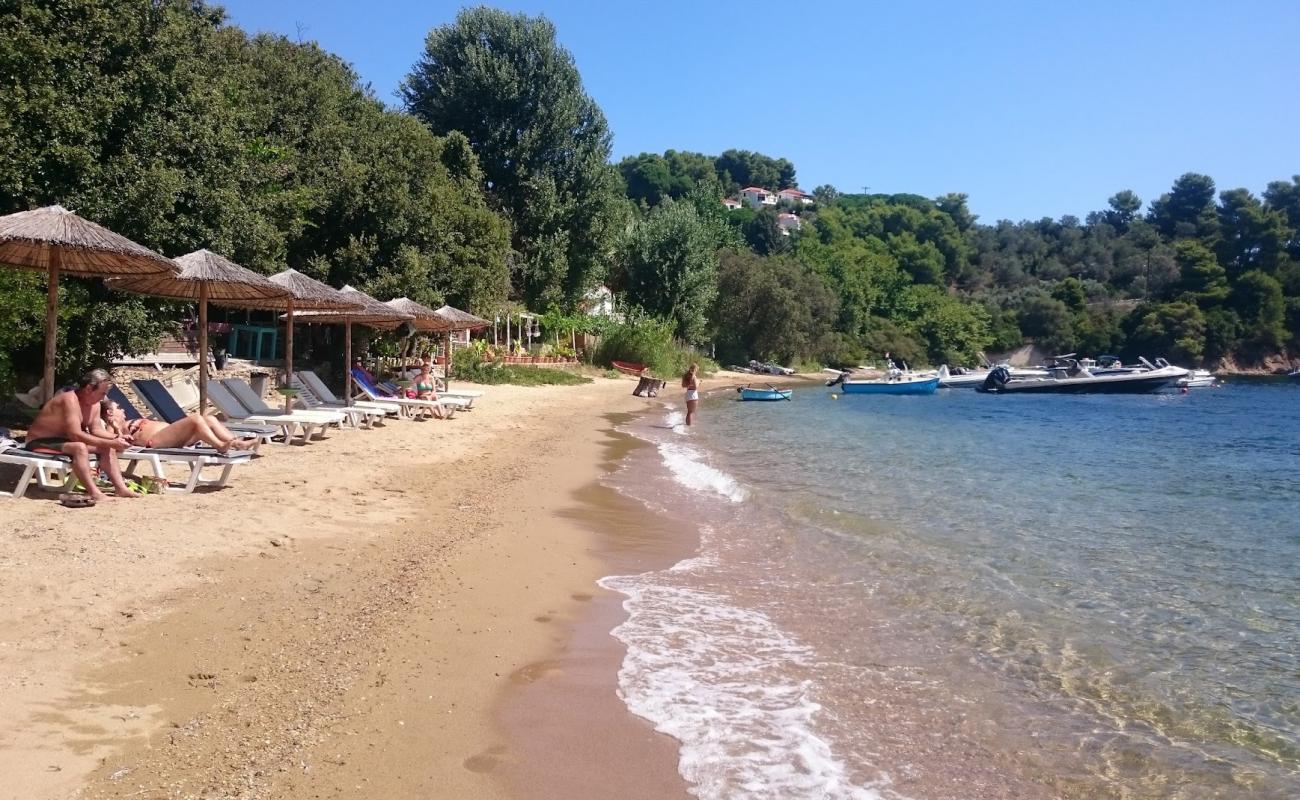 Photo de Sklithri beach avec sable lumineux de surface