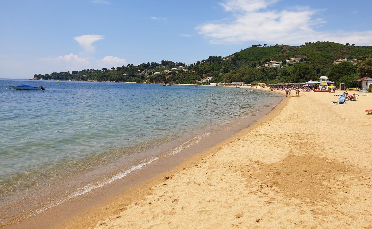 Photo de Agia Paraskevi beach avec sable lumineux de surface