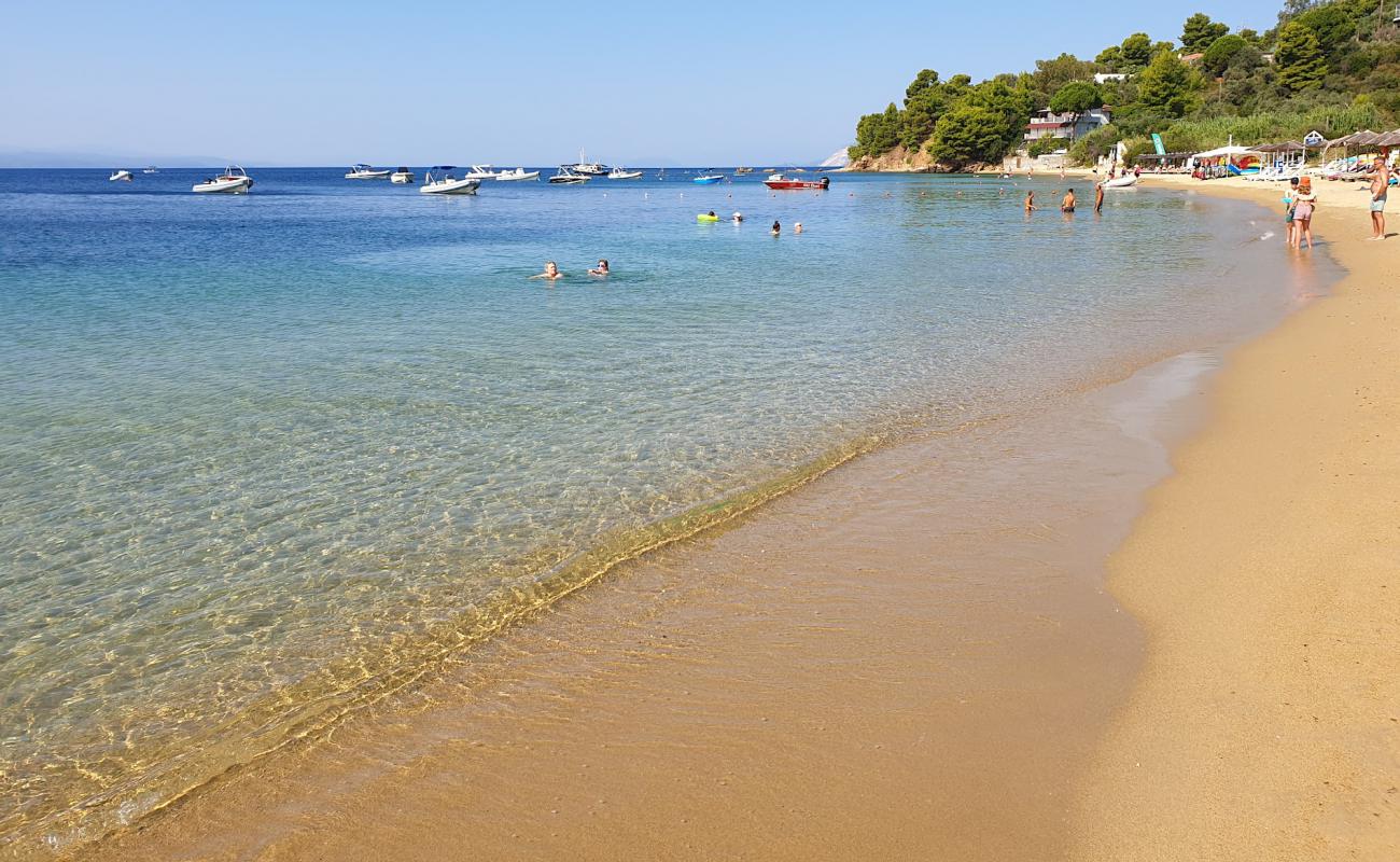 Photo de Troulos beach avec sable beige fin de surface