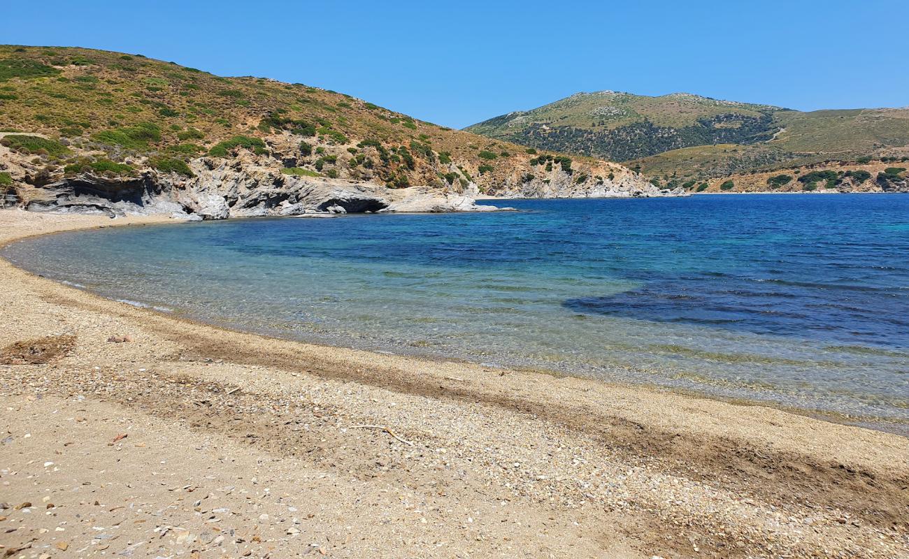 Photo de Fokiada beach avec sable beige & galets de surface