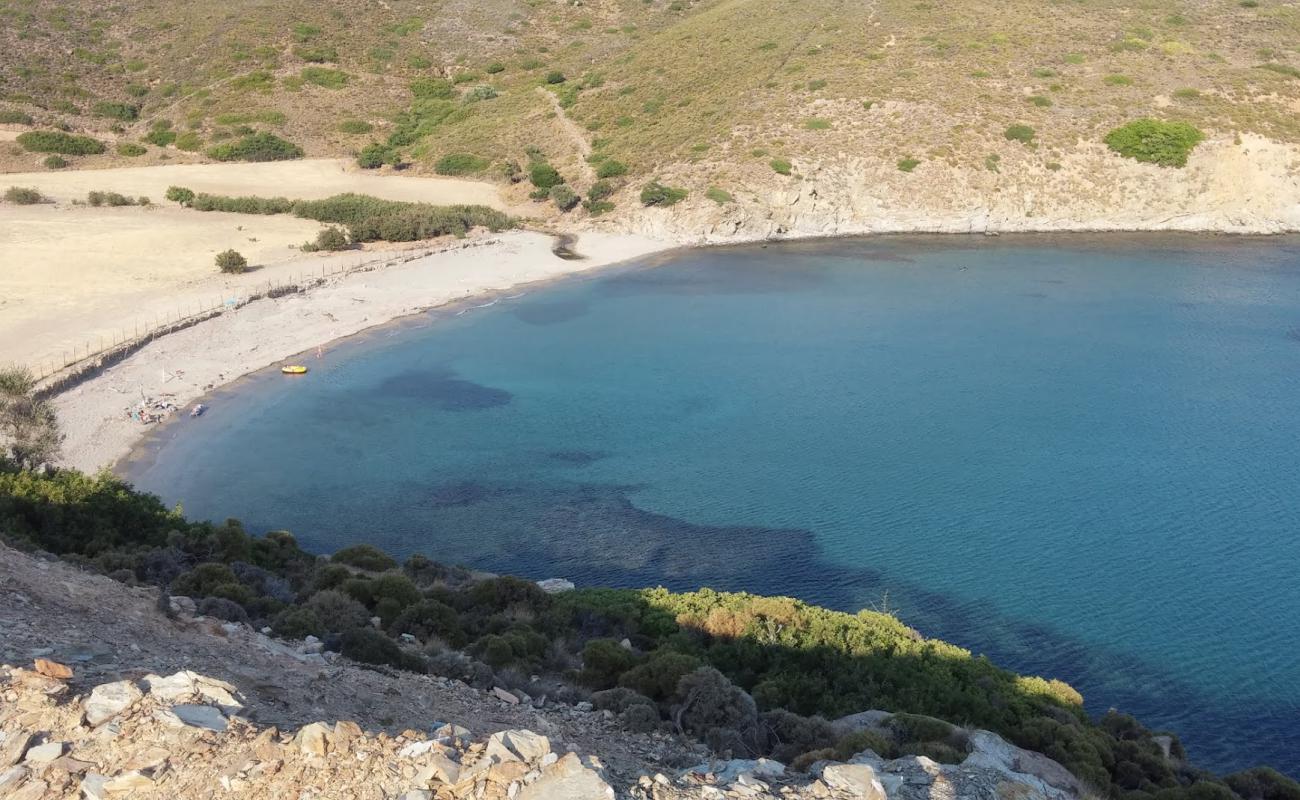 Photo de Diapori beach avec sable gris & galets de surface