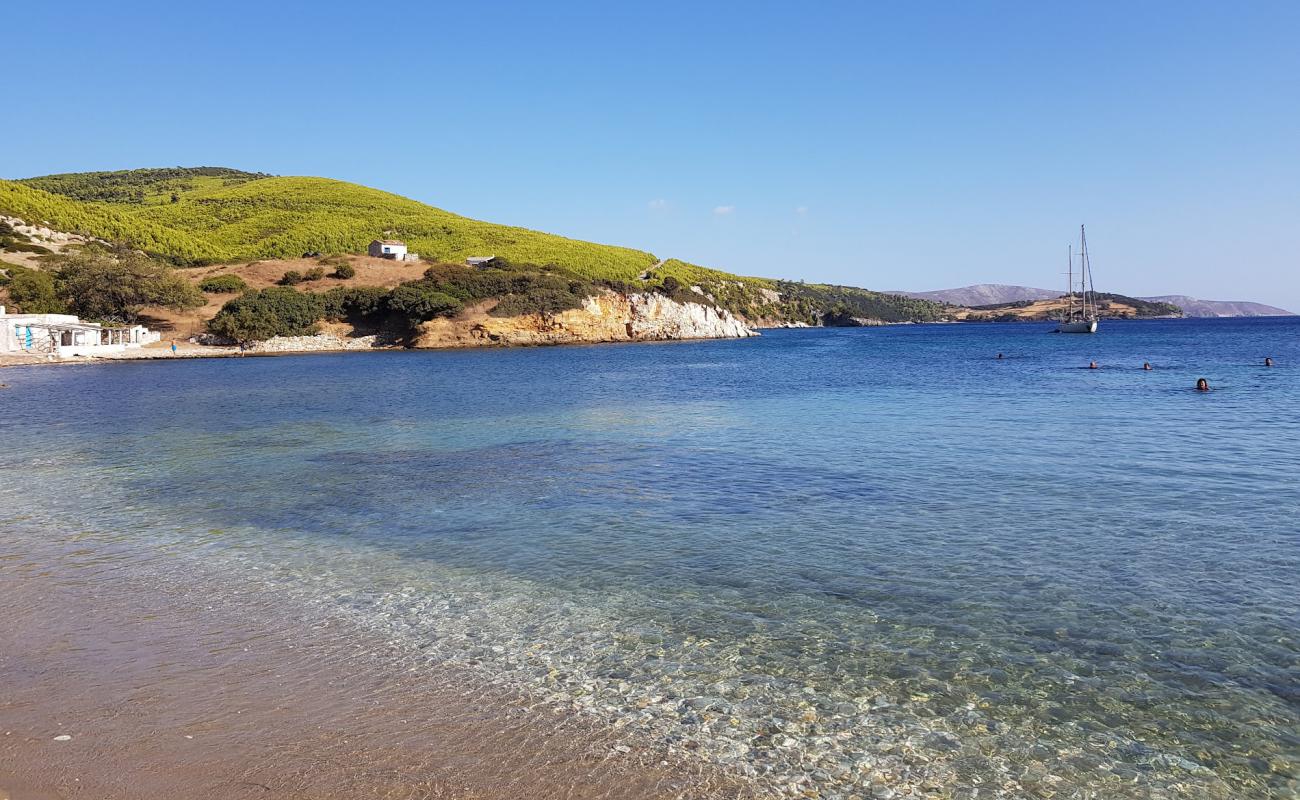 Photo de Agios Fokas beach avec sable brillant et rochers de surface