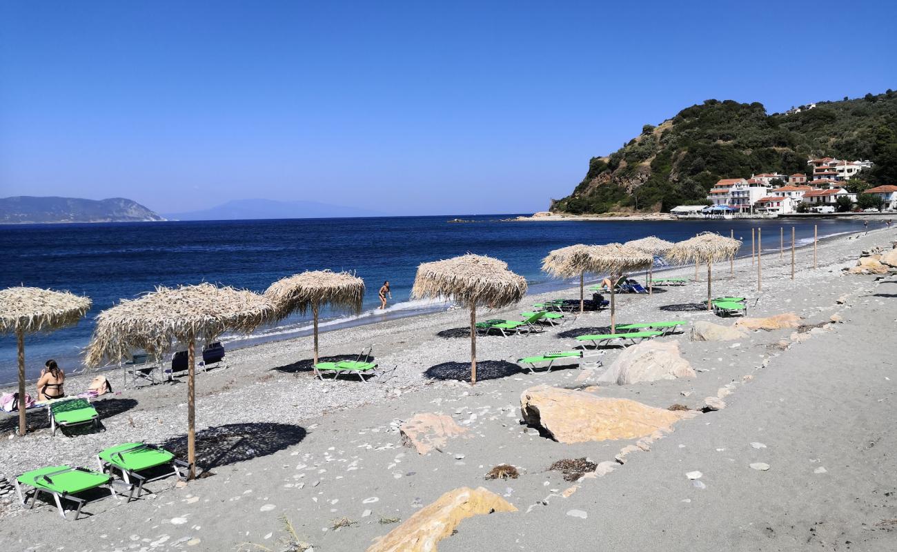 Photo de Loutraki beach avec sable gris avec caillou de surface