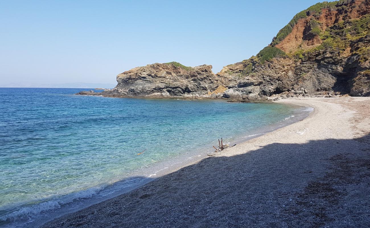 Photo de Paralia Pethameni avec sable clair avec caillou de surface