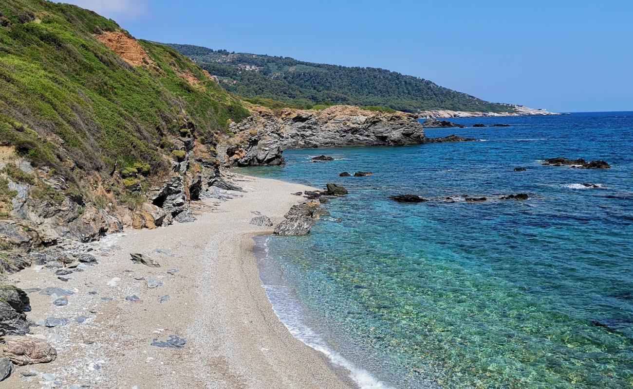 Photo de Paralia Chondrogiorgi avec sable clair avec caillou de surface