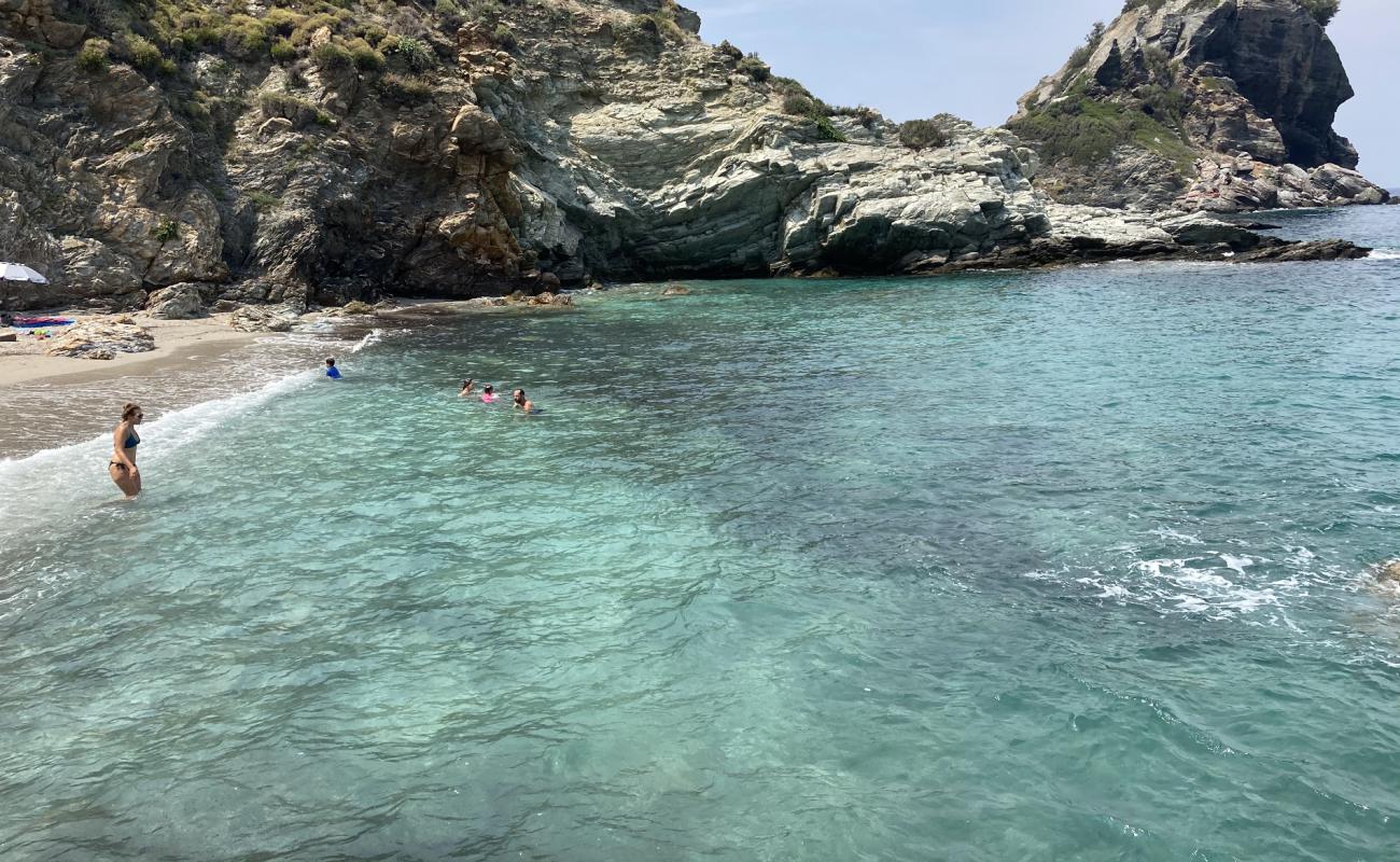 Photo de Agios Ioannis beach avec sable clair avec caillou de surface