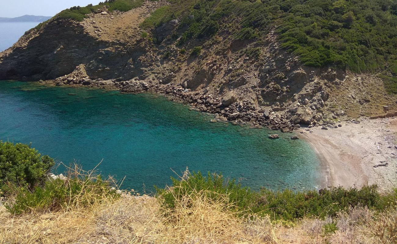 Photo de Paralia Vathias avec sable gris avec roches de surface