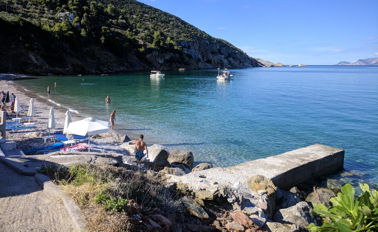 Photo de Paralia Glifoneri avec sable gris avec caillou de surface