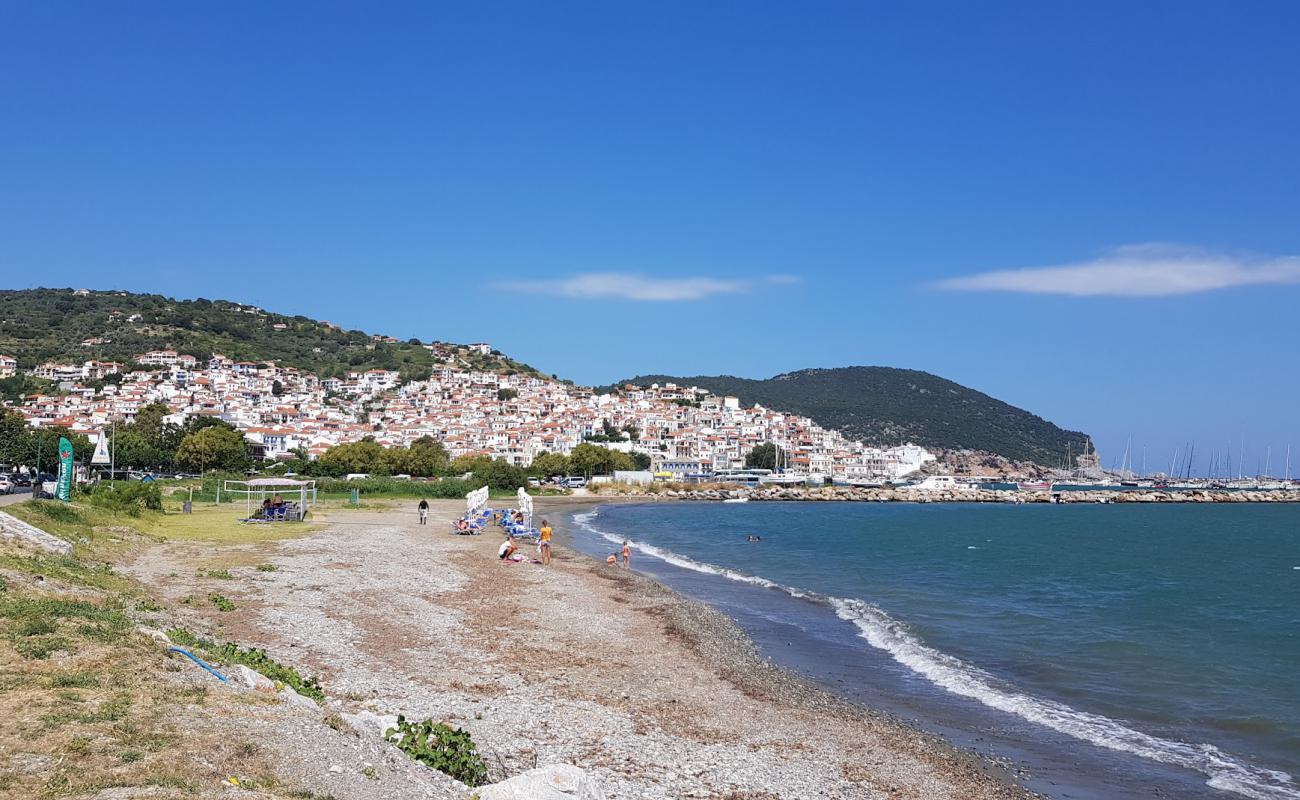 Photo de Skopelos Port beach avec sable gris avec caillou de surface