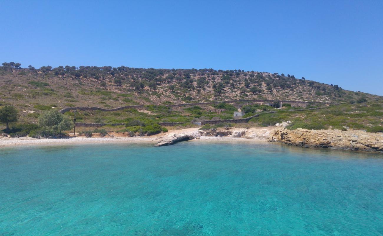 Photo de Tiganakia beach avec caillou fin clair de surface