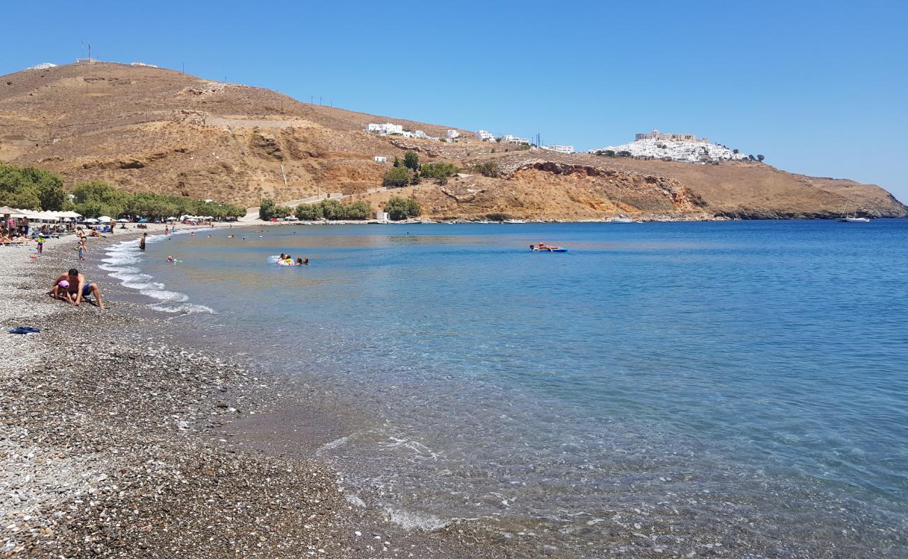 Photo de Plage de Livadia avec caillou fin clair de surface