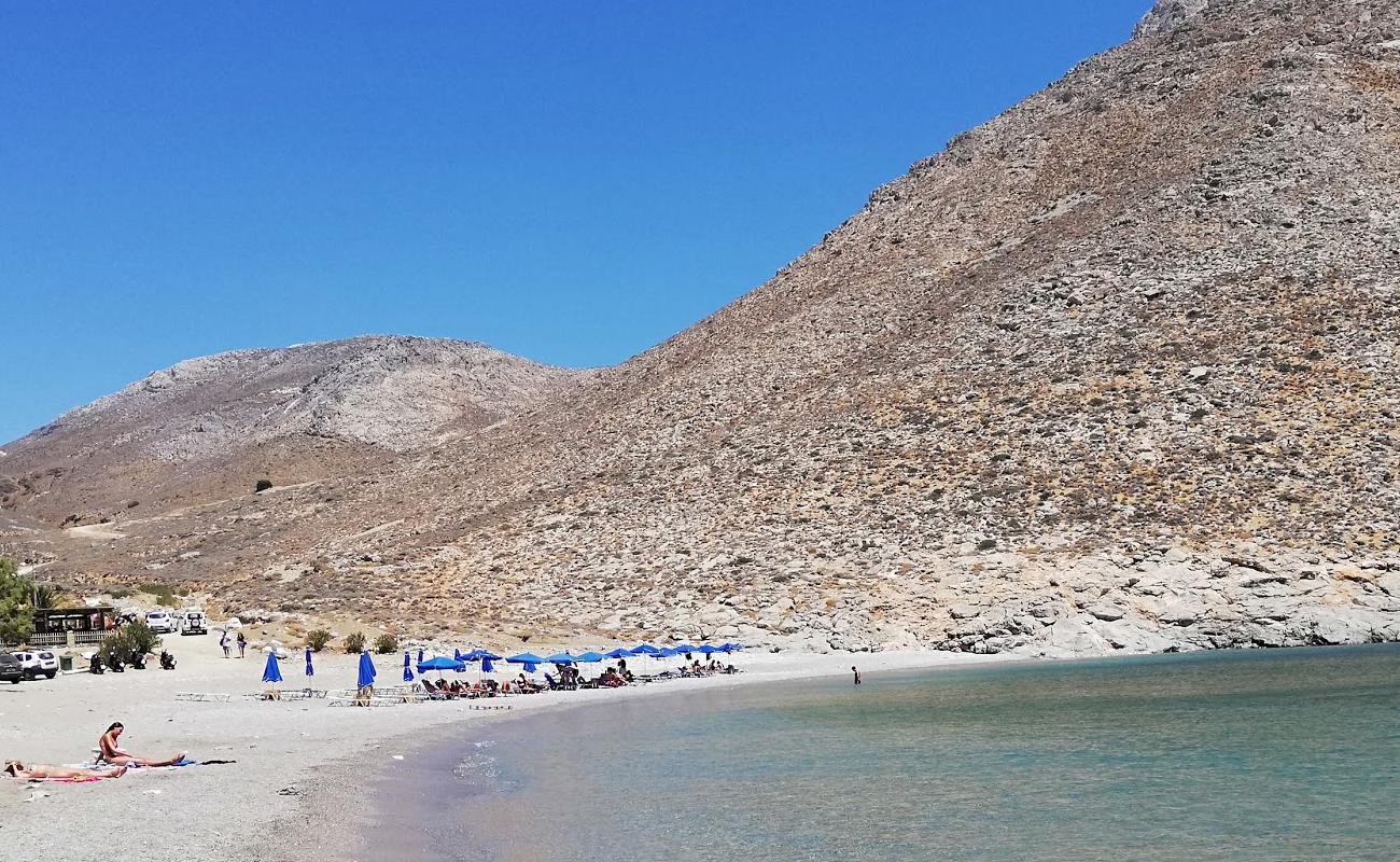 Photo de Plage de Kaminakia avec sable clair avec caillou de surface