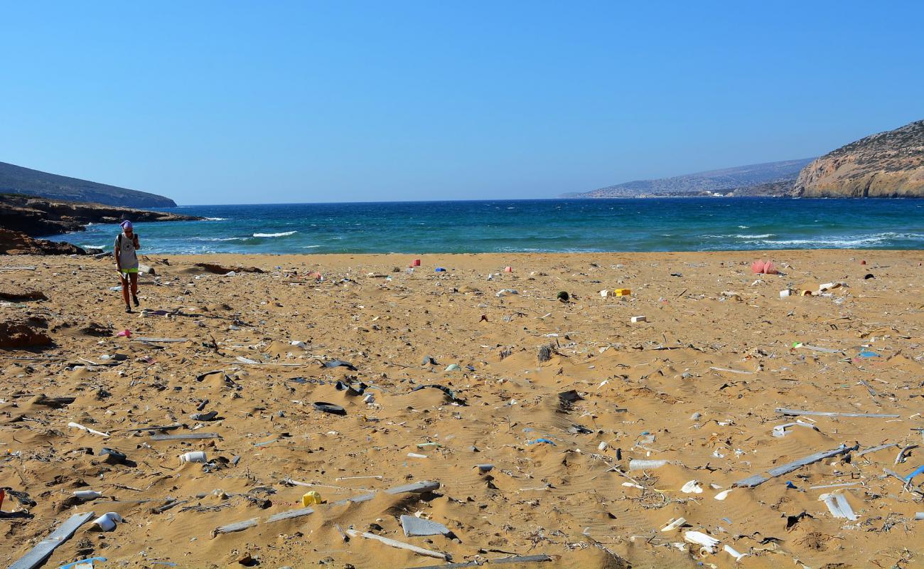 Photo de Vagia avec sable fin brun de surface