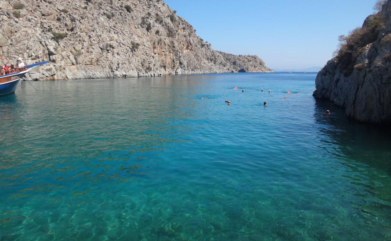 Photo de Paralia Vathi II avec sable gris avec caillou de surface