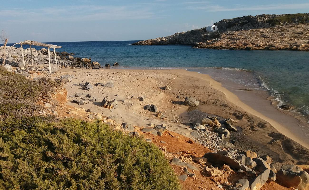 Photo de Agios Fokas III avec sable brun avec roches de surface