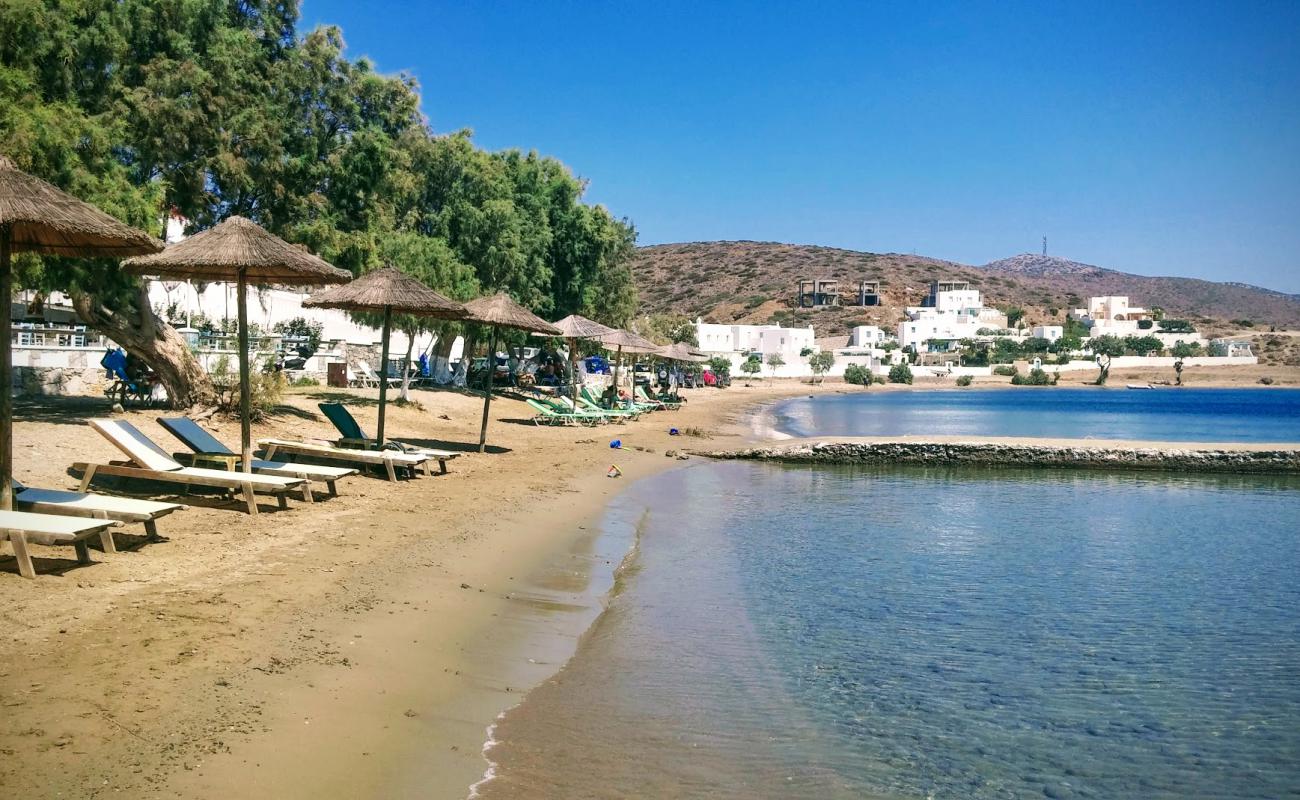 Photo de Schinoda Beach avec sable brun de surface