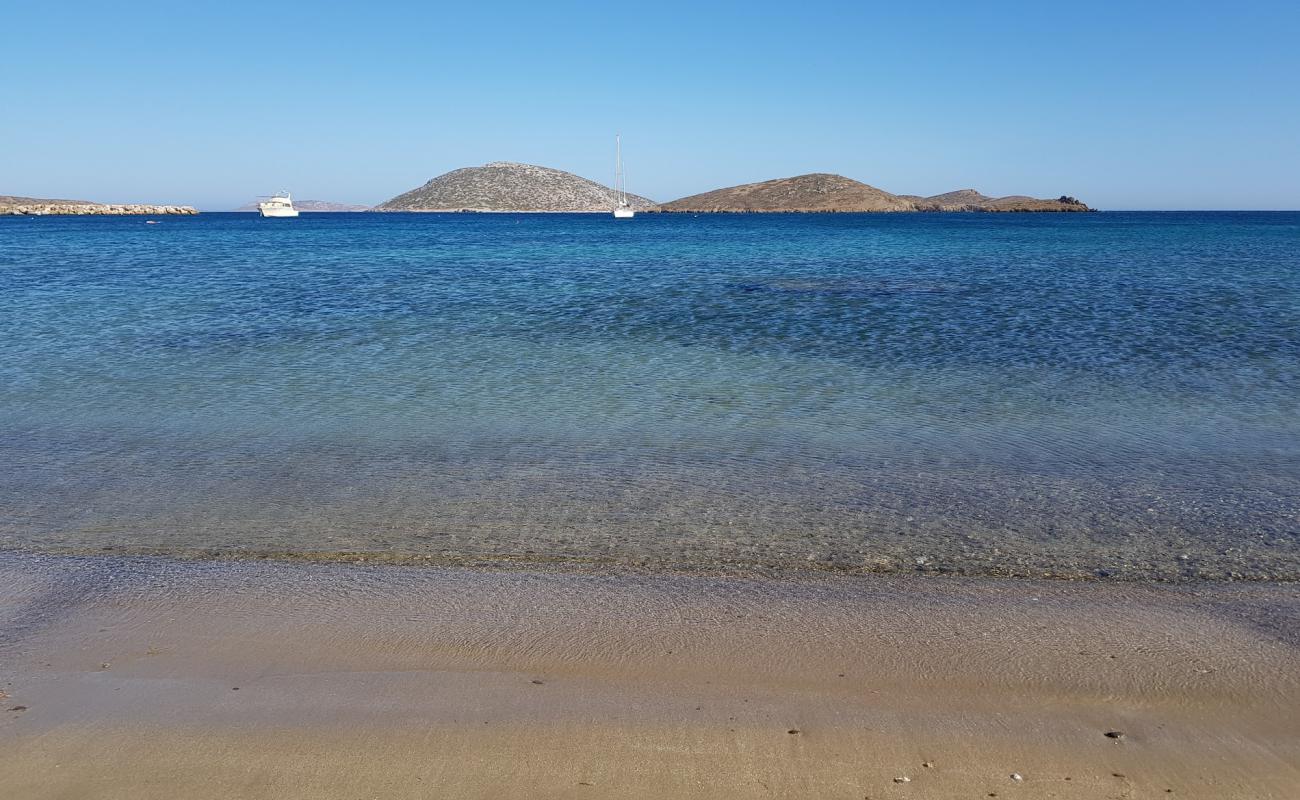 Photo de Maltezana Beach avec sable brun de surface