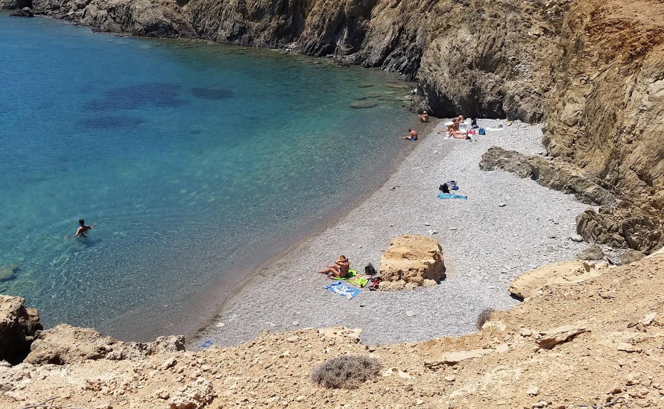 Photo de Plakes beach avec caillou fin clair de surface