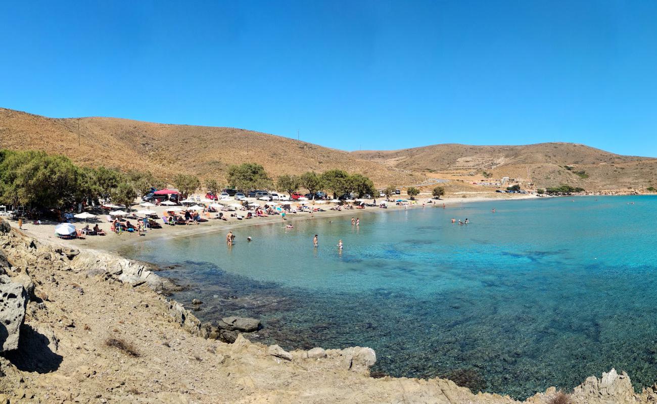 Photo de Paralia Steno avec sable noir avec caillou de surface