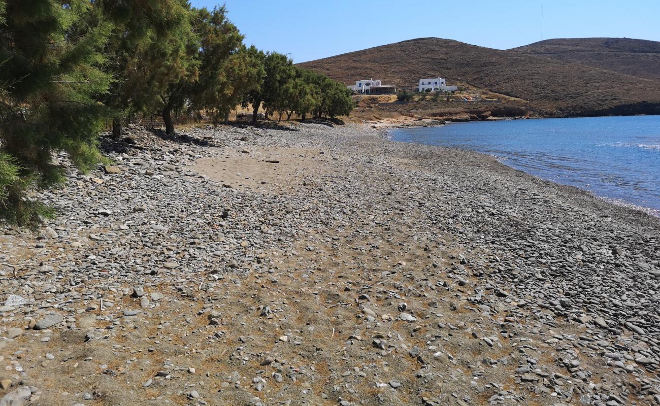 Photo de Marmari beach avec sable gris avec caillou de surface