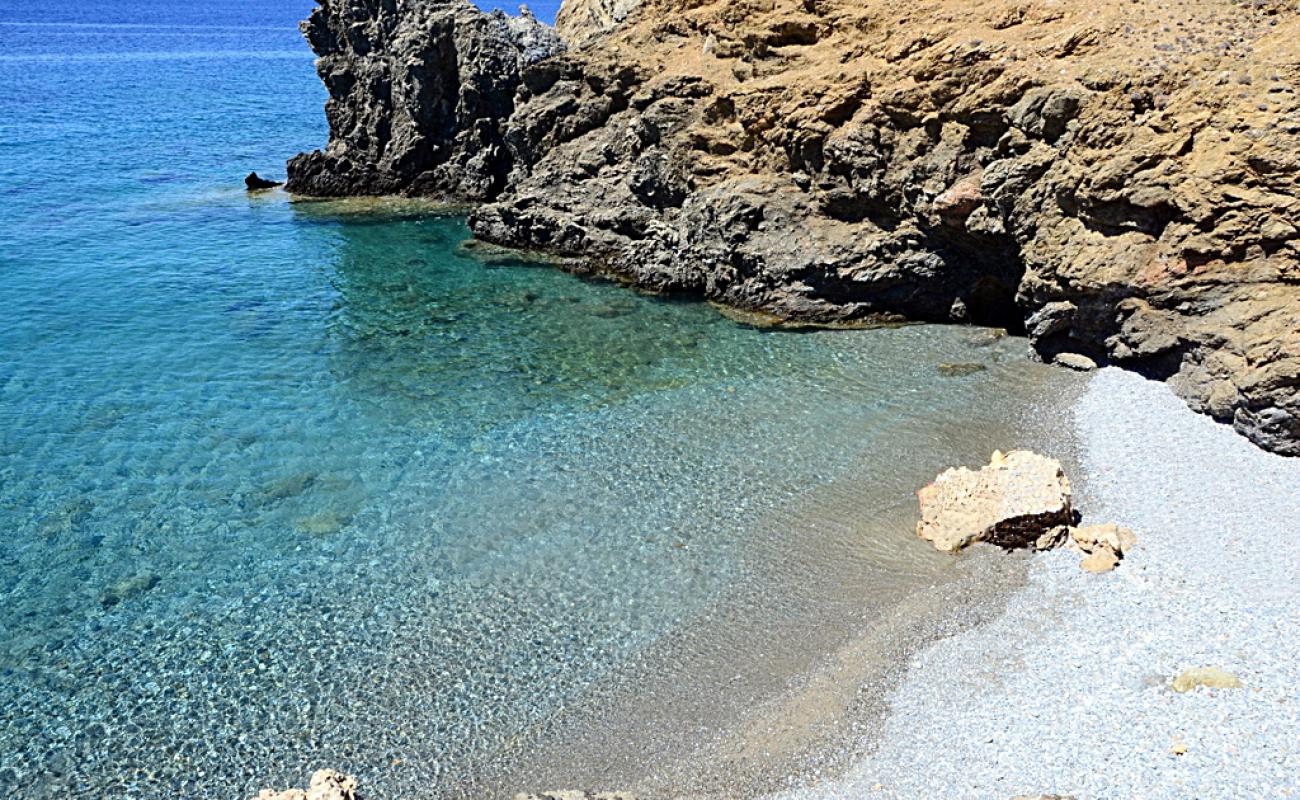 Photo de Votsalo beach avec caillou fin gris de surface