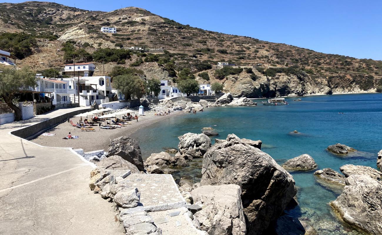 Photo de Agios Nikolaos beach avec sable noir avec caillou de surface