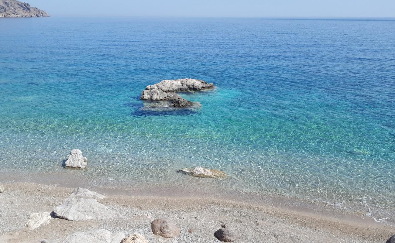 Photo de Evangeline beach avec sable brillant et rochers de surface