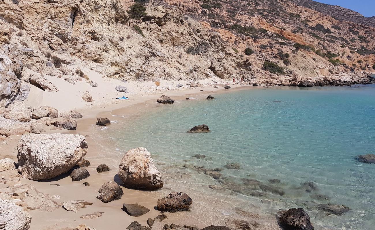 Photo de Tati beach avec sable brun de surface