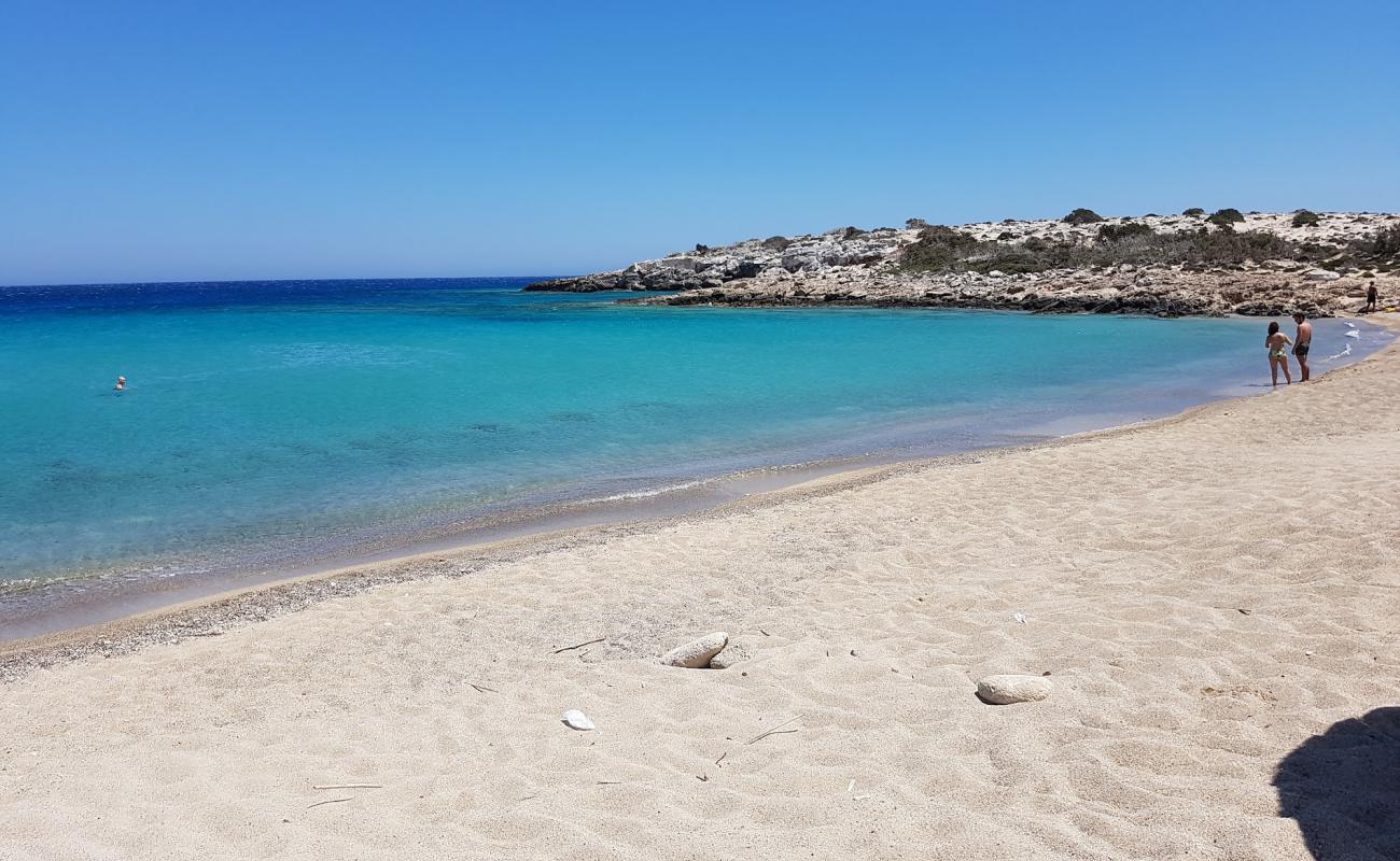 Photo de Paralia Vatha avec sable brun de surface