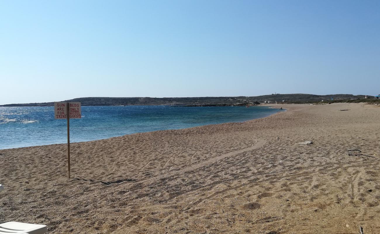 Photo de Paralia Makris Gialos avec sable brun de surface