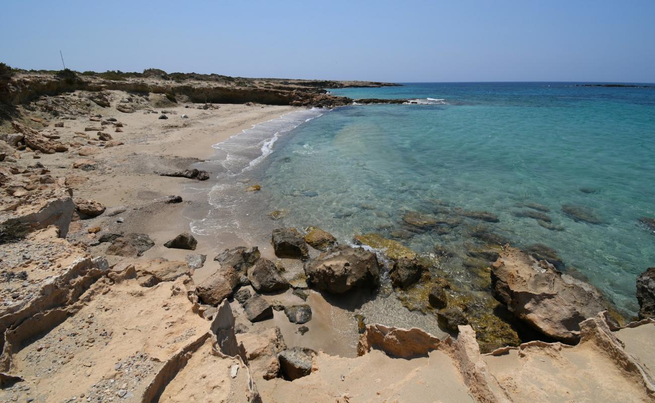 Photo de Pounta beach avec sable brun de surface