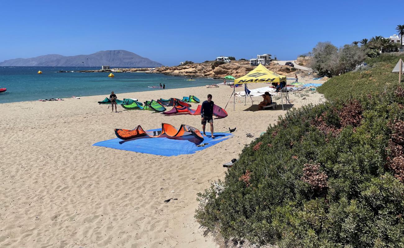 Photo de Agrilaopotamos beach avec sable brun de surface