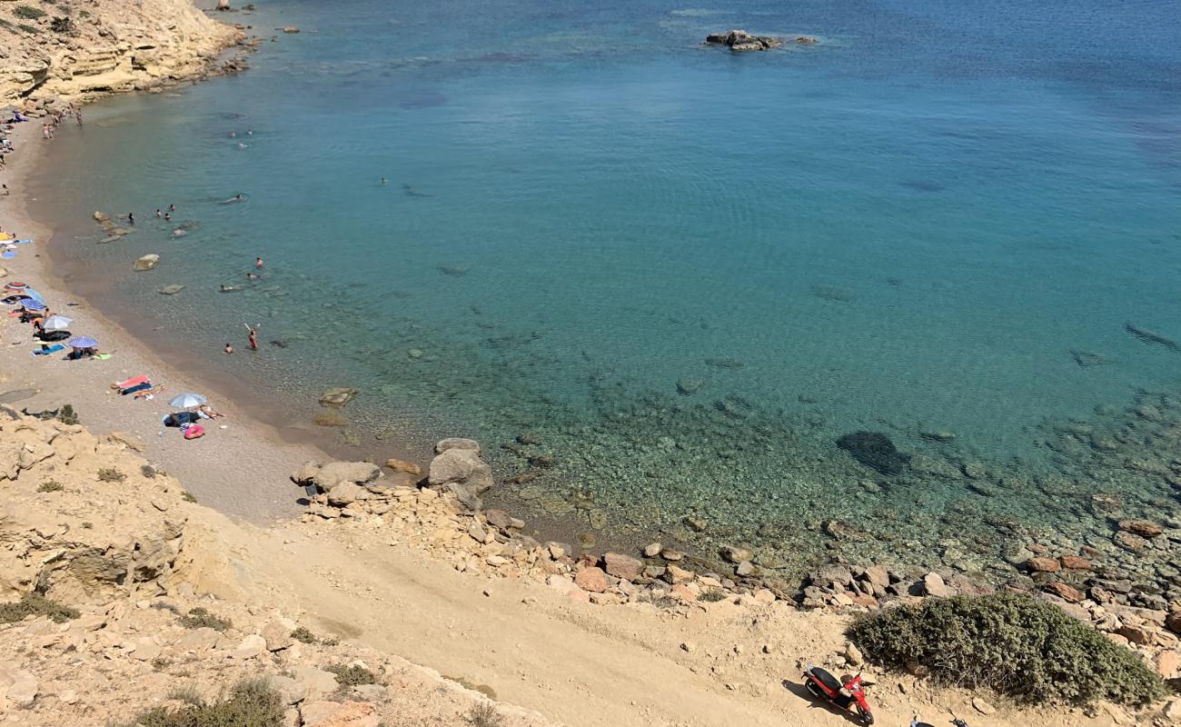 Photo de Paralia Agios Theodoros avec sable noir & galets de surface