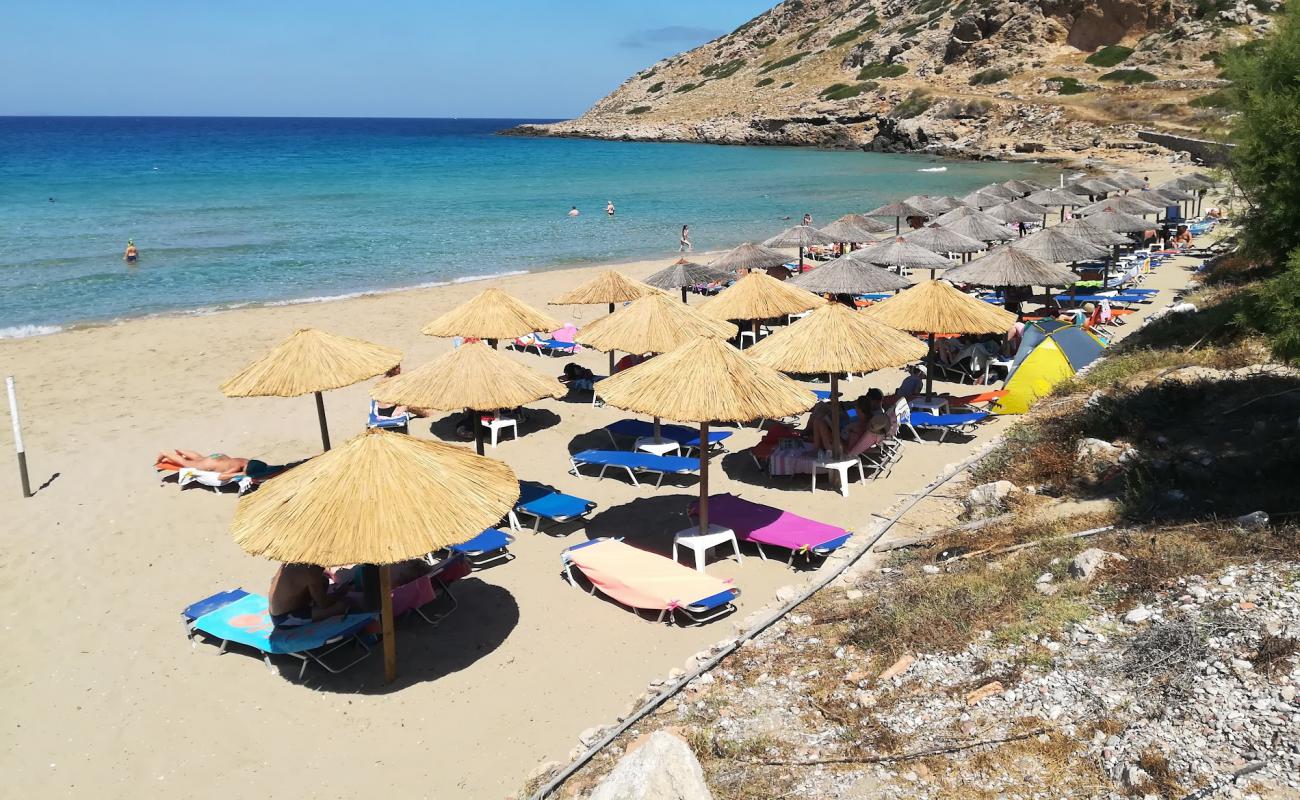 Photo de Agios Nikolaos beach avec sable fin brun de surface