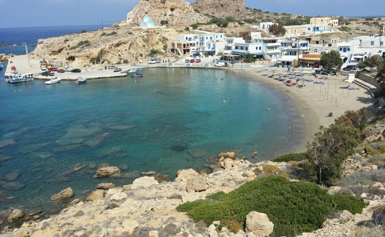 Photo de Finiki beach avec sable brun de surface