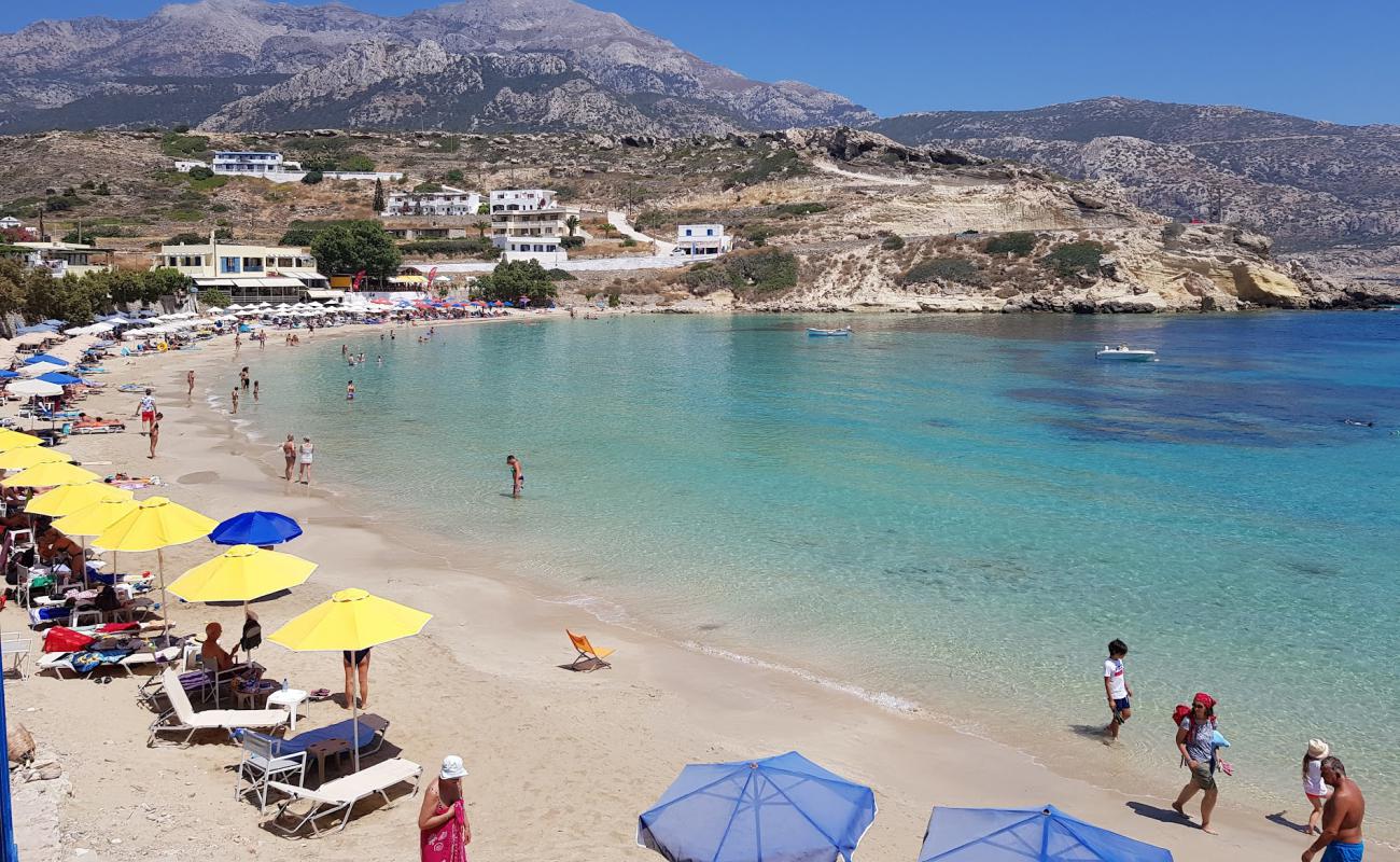 Photo de Paralia Lefkos avec sable brun de surface