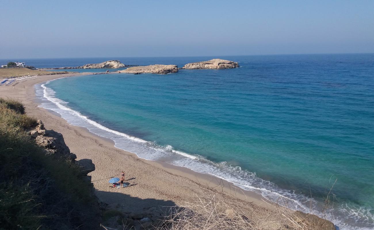 Photo de Paralia Lefkos II avec sable brun de surface