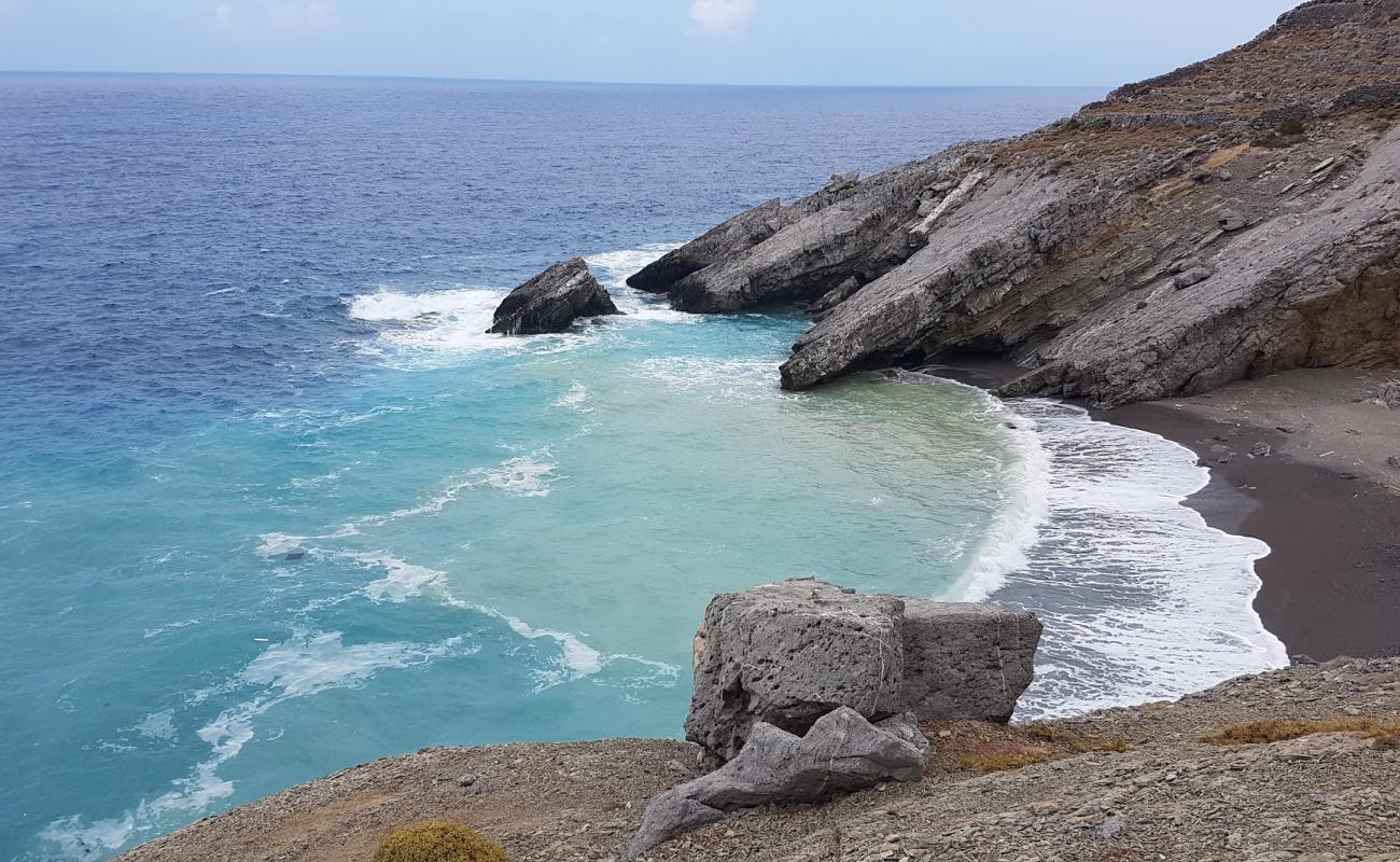 Photo de Paralia Fises avec sable brun de surface