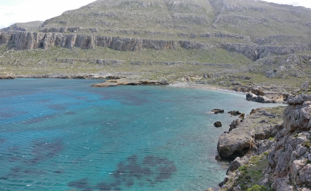 Photo de Avlona beach avec sable gris avec roches de surface