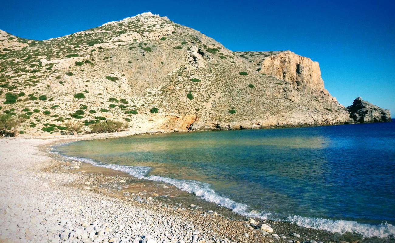 Photo de Helatros Beach Kasos Greece avec sable clair avec caillou de surface