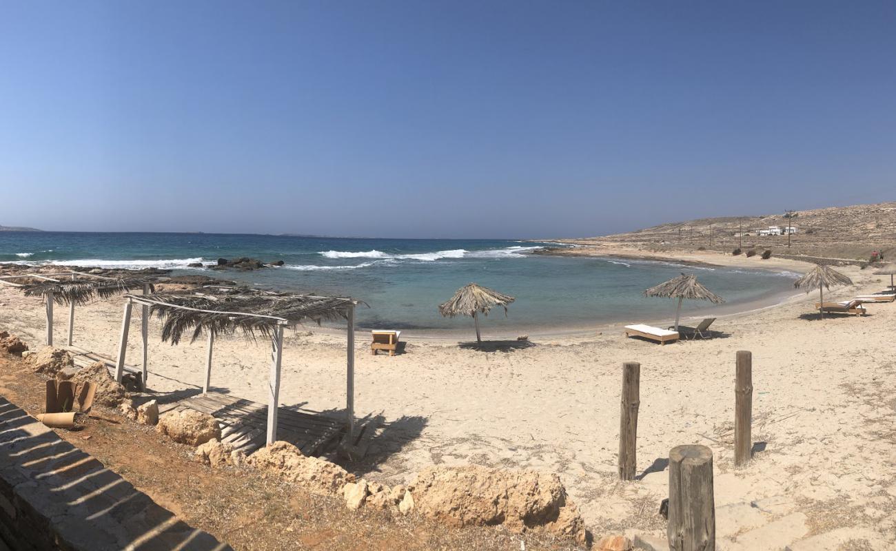 Photo de Paralia Amoua avec sable lumineux de surface