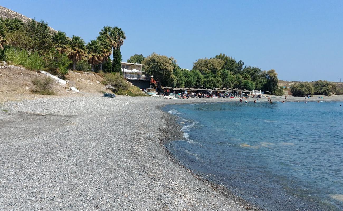 Photo de Agios Fokas Beach avec sable gris avec caillou de surface
