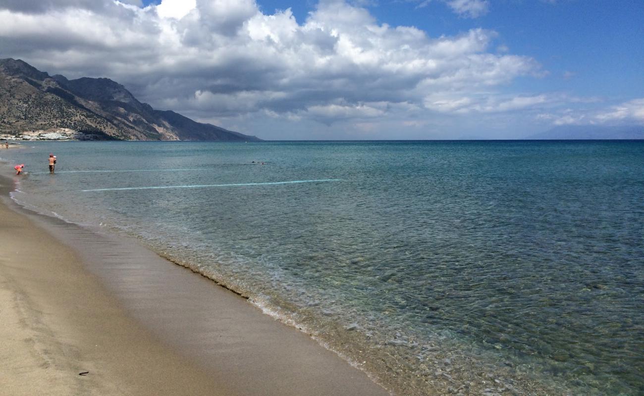 Photo de Banana Beach avec sable beige & galets de surface