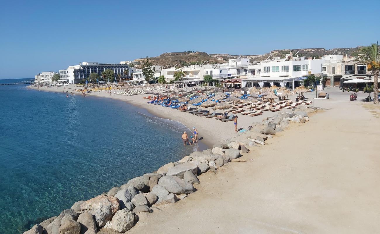 Photo de Paralia Kardamena avec sable lumineux de surface