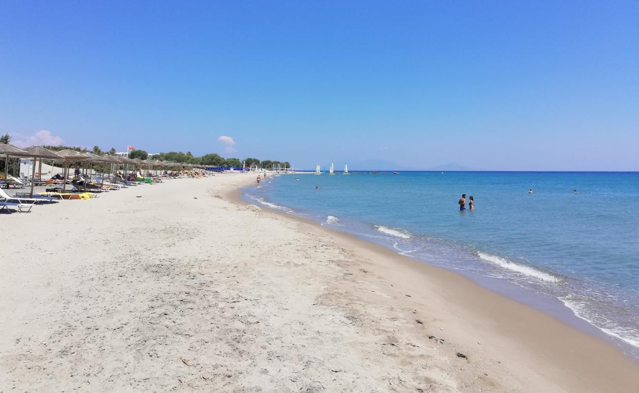 Photo de Helona beach avec sable lumineux de surface